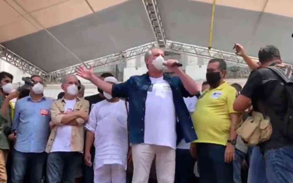 Ciro acirra tom durante manifesta o no Rio e puxa coro Fora