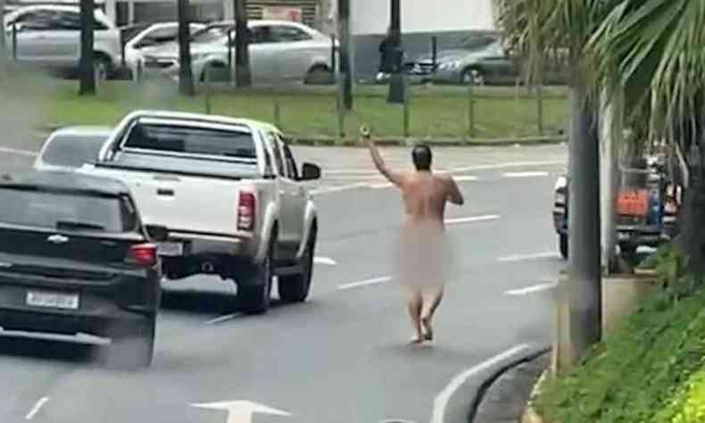 homem andando nu em avenida de BH