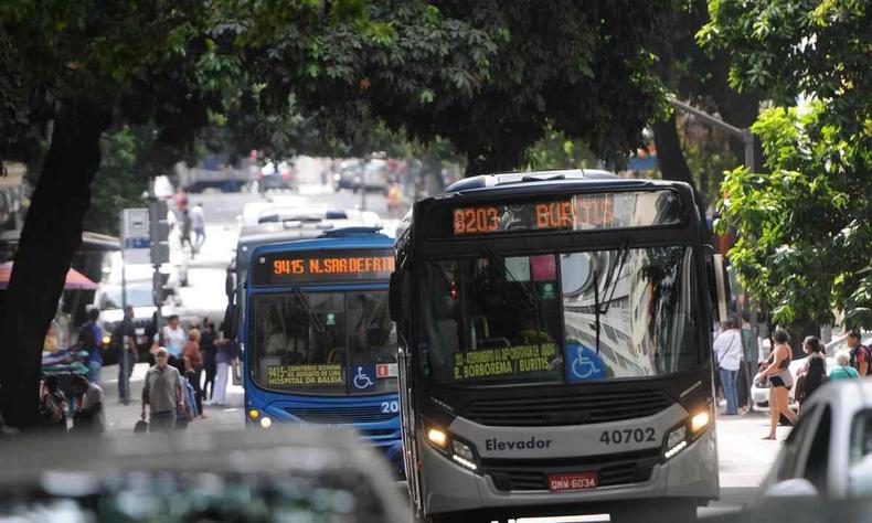 Acordo entre poder público e empresas prevê incremento no número de viagens(foto: Leandro Couri/EM/D.A Press) Dois ônibus circulam por rua do Centro de Belo Horizonte