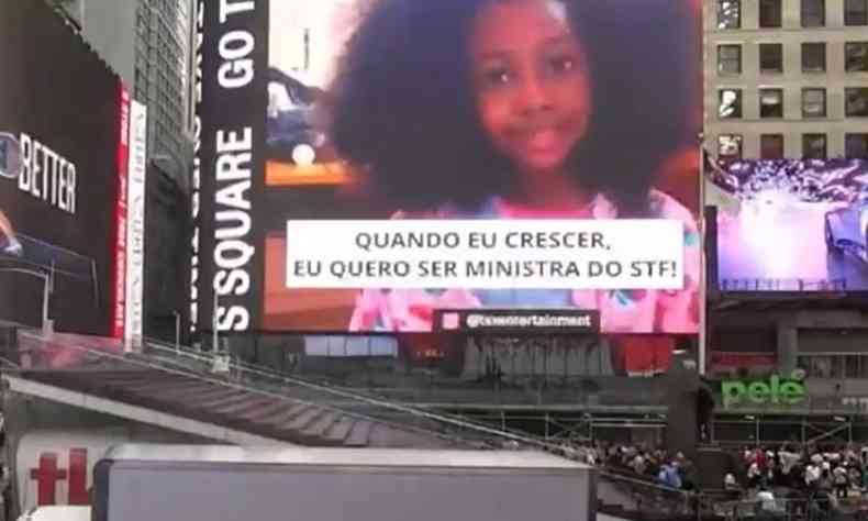 Telo na Times Square mostra Lua, uma menina negra, e um box branco com a frase 'Quando eu crescer, quero ser ministra do STF' em letras pretas