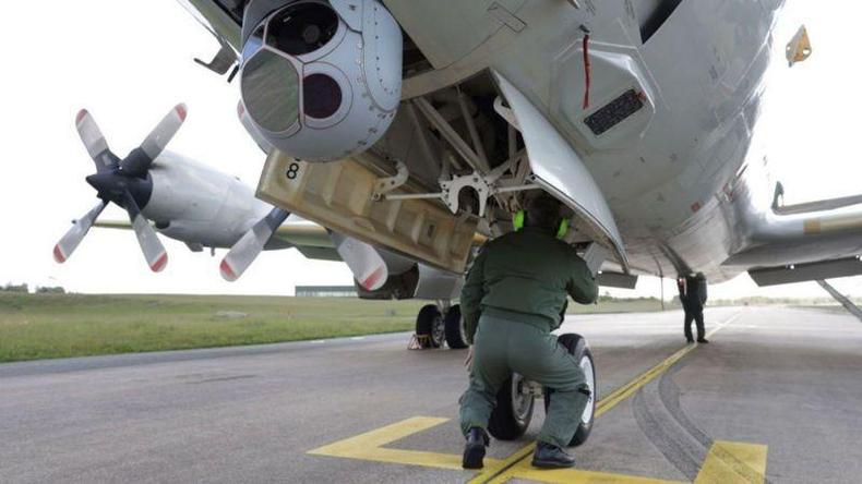 Avio de vigilncia marinha Orion P-3C fotografado na Alemanha. Ele  similar  aeronave sendo utilizada pelo Canad para vasculhar o Atlntico em busca do submarino Titan.