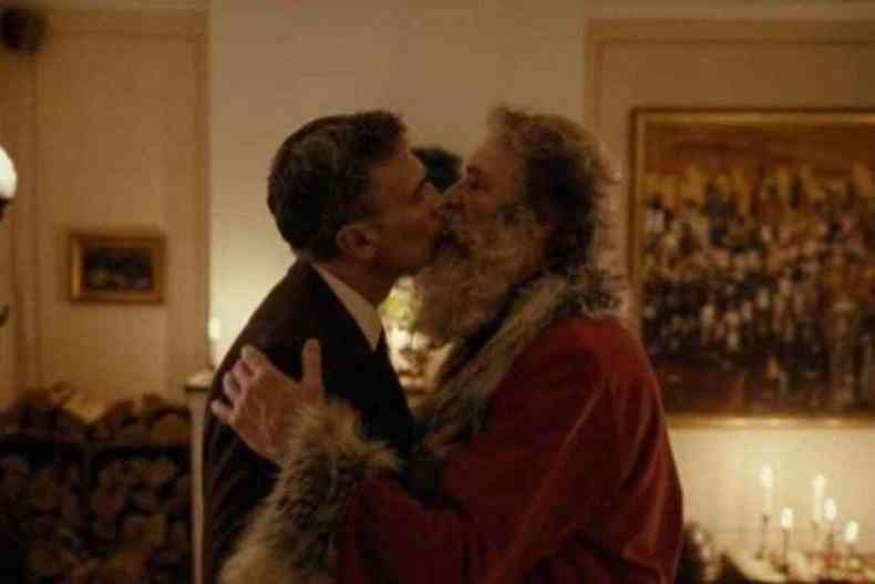Papai Noel beijando um homem na boca