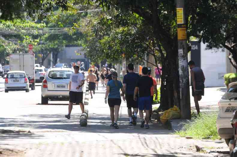 Algumas sem máscaras, pessoas se aglomeraram na pista de caminhada da Avenida dos Bandeirantes(foto: Juarez Rodrigues/EM/D.A.Press)