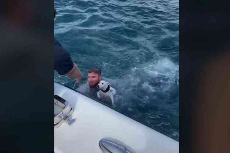 O grupo salvou um cachorro que estava nadando sozinho no meio do oceano
