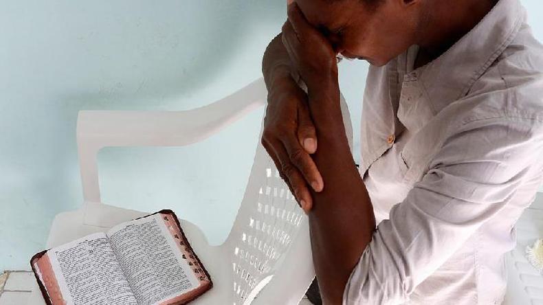 Adorador em uma igreja pentecostal em Salvador