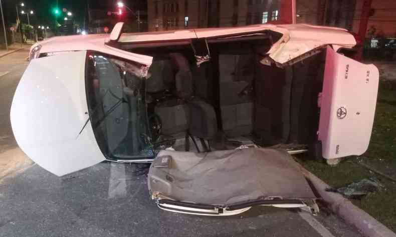 Na foto, carro com o teto retirado pelo CBMG, para a retirada de duas pessoas em veculo