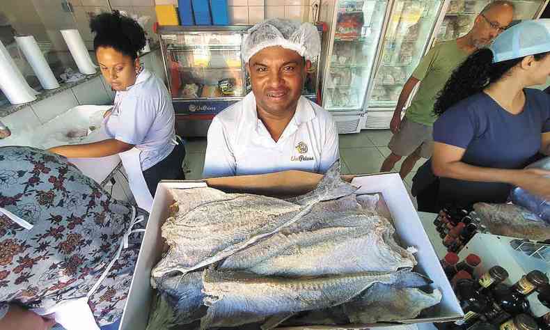 Peixeiro h 21 anos, Sandro Josu exibe o favorito dos clientes da Uai Peixes, na Semana Santa, o bacalhau. Mas h opes variadas