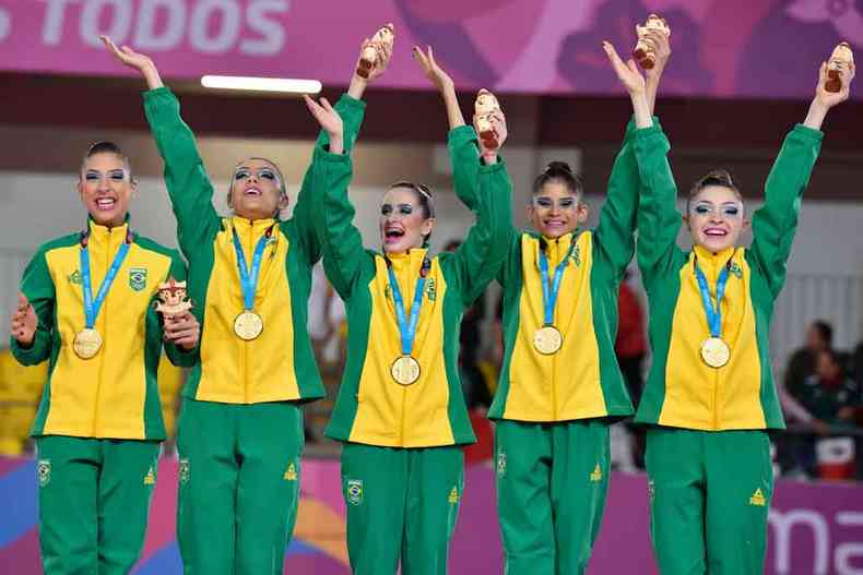 Com 24.250 de nota, as ginastas brasileiras superaram mexicanas e cubanas e ficaram com o primeiro lugar(foto: Cris BOURONCLE/AFP)