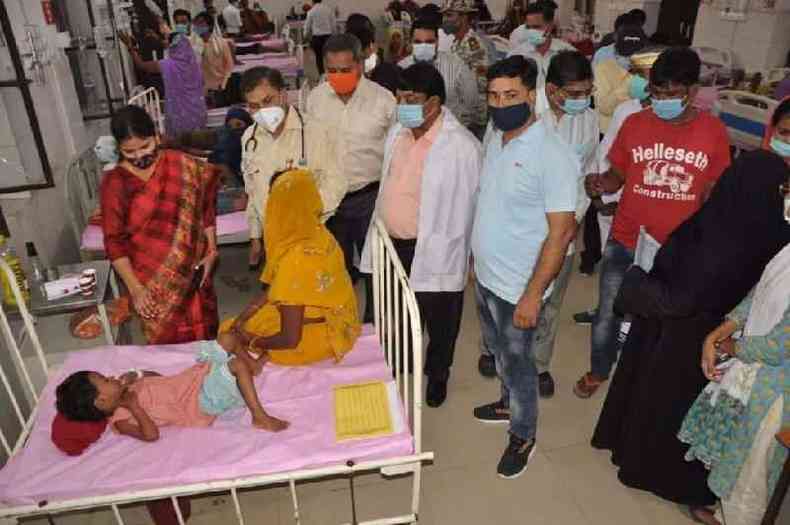 Pelo menos 50 pessoas, a maioria crianas, morreram de febre em Uttar Pradesh na semana passada(foto: BBC)