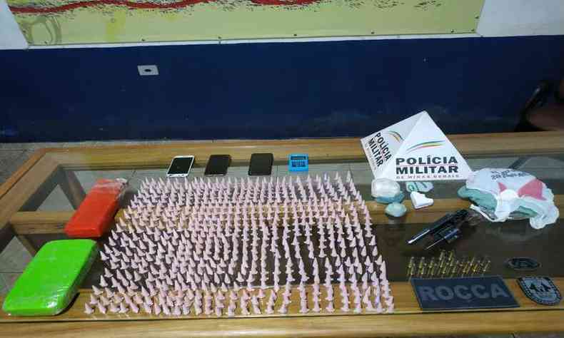 Polcia recebeu uma denncia e encontrou 601 pinos de cocana na casa(foto: PMMG/Divulgao)