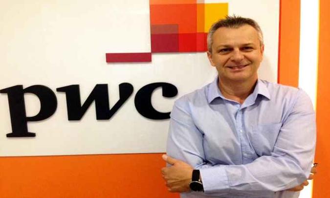 O técnico de operações, José Gaspar, de 52 anos, foi selecionado e assinou carteira pela primeira vez (foto: PwC Brasil/Divulgação) O técnico de operações, José Gaspar, de 52 anos, foi selecionado e assinou carteira pela primeira vez (foto: PwC Brasil/Divulgação)