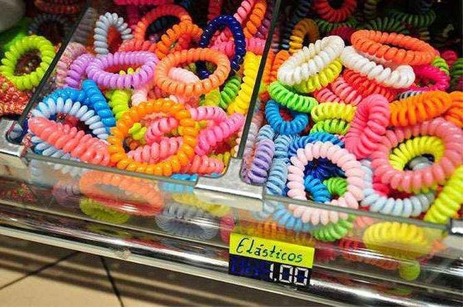 Elásticos e presilhas para cabelo estão entre os poucos produtos que ainda podem ser comprados por R$ 1 no Centro de BH(foto: Alexandre Guzanshe/EM/D.A PRESS ) Elásticos e presilhas para cabelo estão entre os poucos produtos que ainda podem ser comprados por R$ 1 no Centro de BH(foto: Alexandre Guzanshe/EM/D.A PRESS )