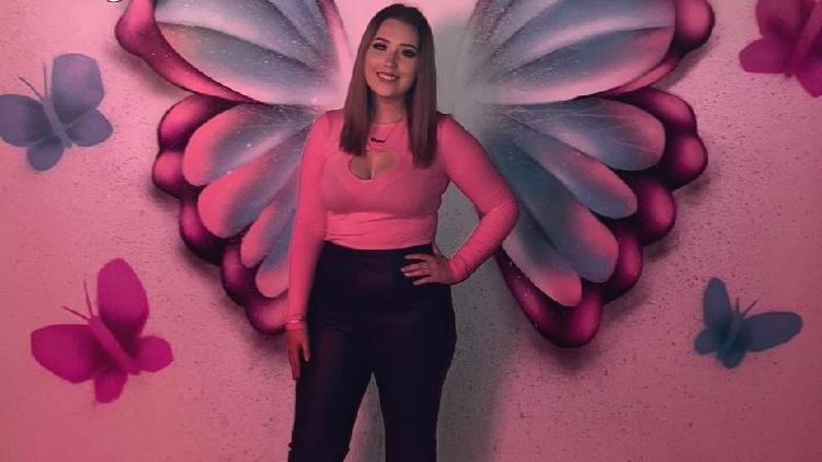 Sophie Wheldon de pé com a mão na cintura