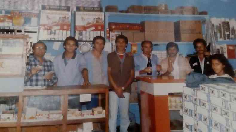 Interior do Mercado do Louro em 1983: proprietrio (primeiro  esq.) chegou a So Paulo em um pau de arara com a esperana de trabalhar na construo