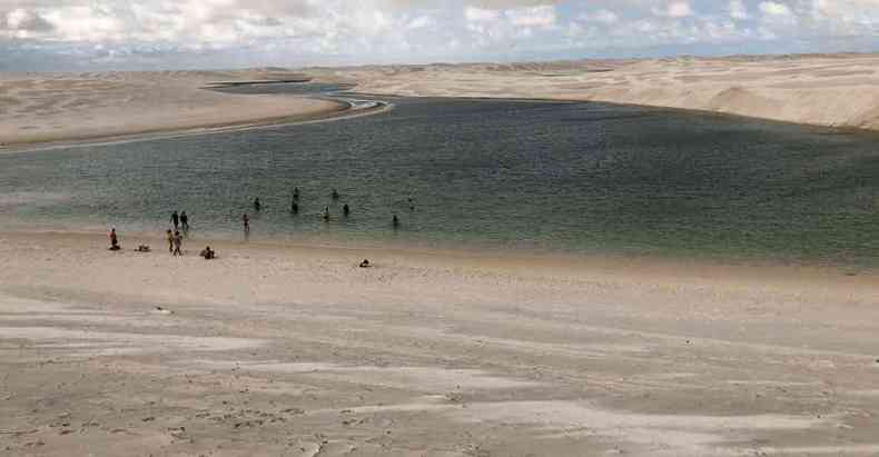 Nas lagoas de guas mornas entre as dunas de areia branca, o visitante mergulha em um dos destinos mais belos do planeta(foto: Bertha Maakaroun/EM/D.A Press)
