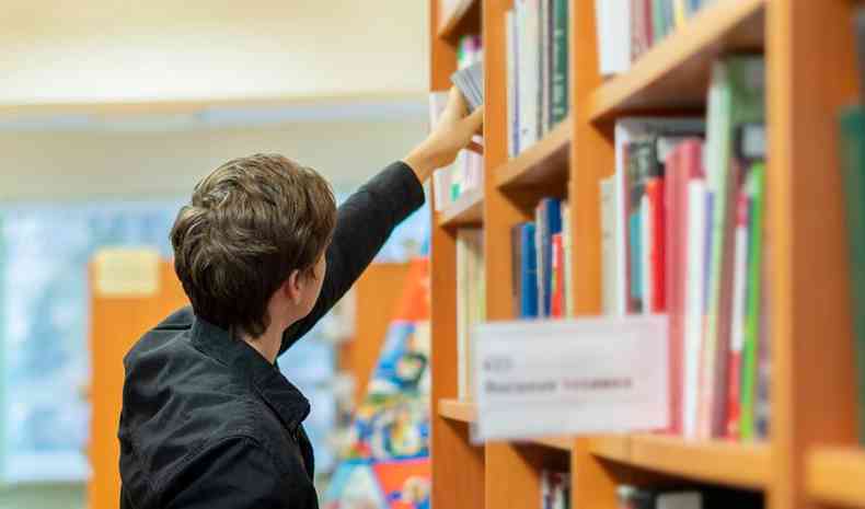 estudante em biblioteca