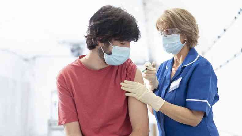 Jovem sendo vacinado