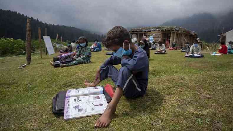 Aulas ao ar livre na Caxemira; 'ao se colocar as crianas em mais contato com a natureza, se cria uma discusso sobre as prticas de ensino'(foto: BBC)