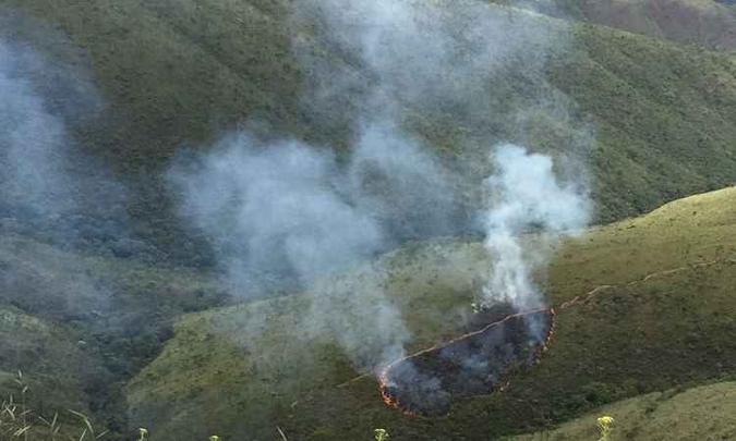 Fogo atingiu área de difícil acesso e situação não foi pior devido à providencial chuva(foto: Corpo de Bombeiros/Divulgação) Fogo atingiu área de difícil acesso e situação não foi pior devido à providencial chuva(foto: Corpo de Bombeiros/Divulgação)