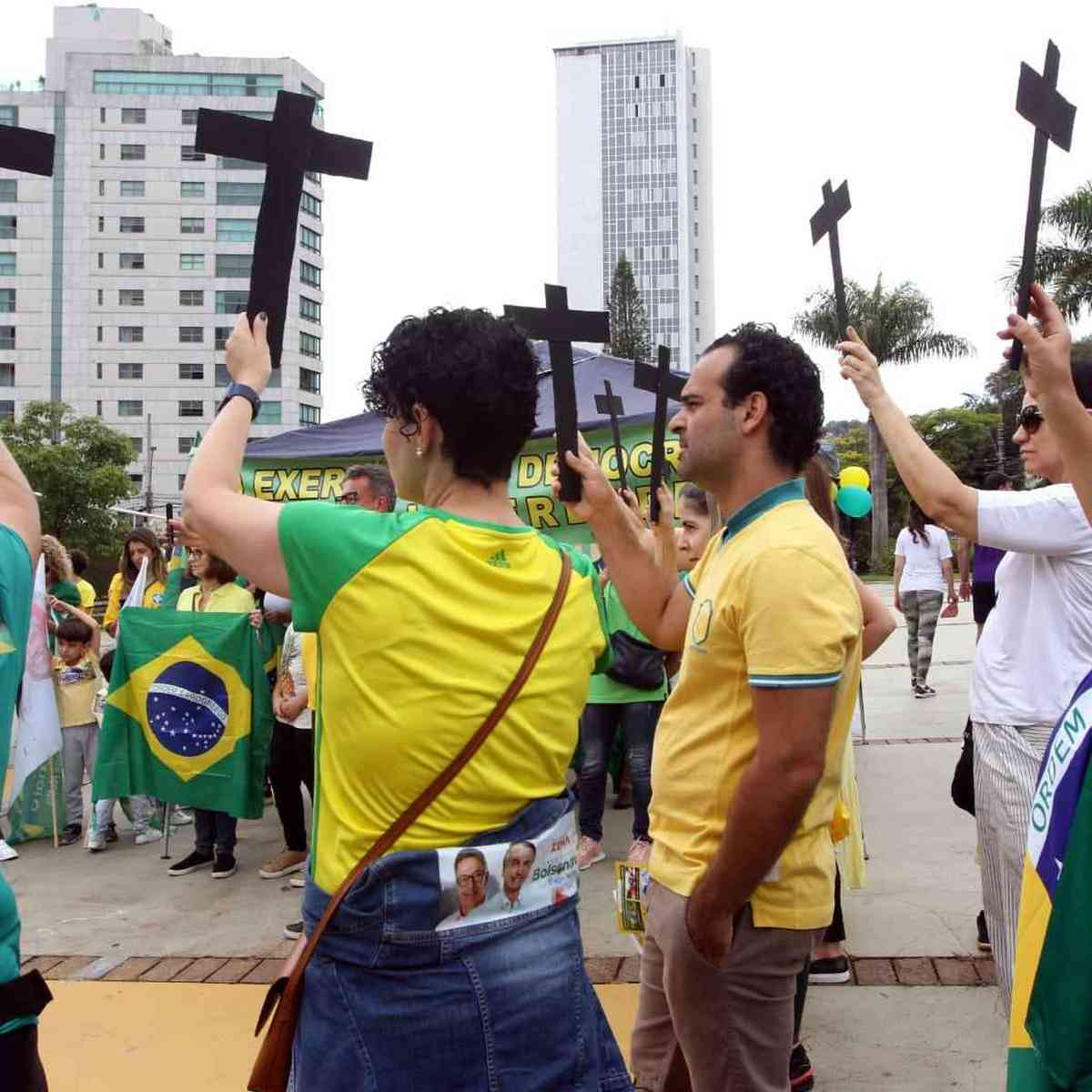 Manifestantes fixam cruzes em frente ao Mercado de São Brás, em