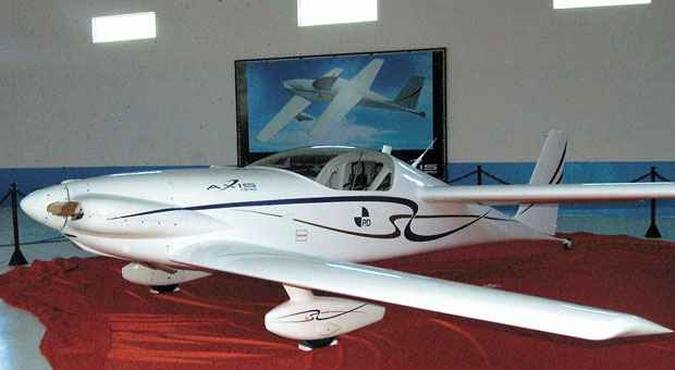 Maquete do avi�o executivo Tup�, grande projeto do polo aeroespacial de Tupaciguara que tem parceria da Axis Aerospace(foto: Evaldo Pighini/Correio de Uberl�ndia - 3/7/12)