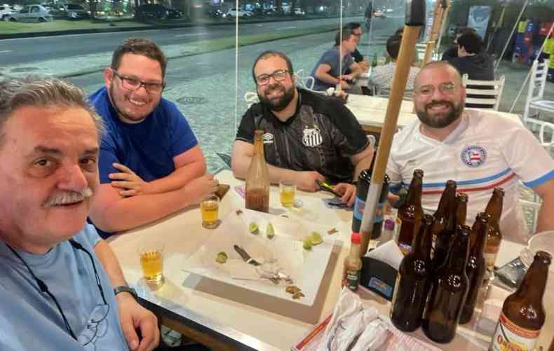 Mdicos assassinados no Rio numa mesa de bar