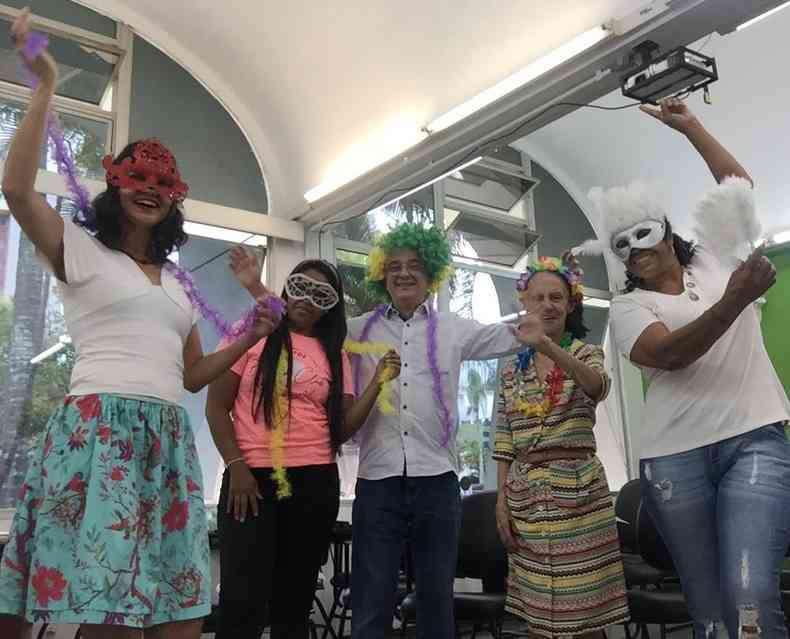 Membros do Coral com adereos de carnaval em aula temtica