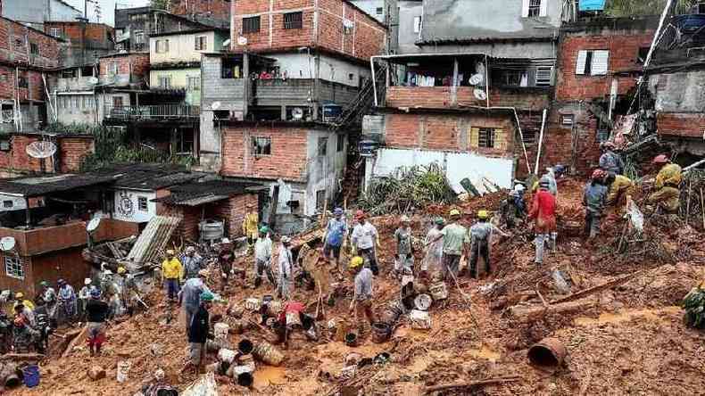 Voluntrios e bombeiros procuram vtimas em escombros de deslizamento em Franco da Rocha