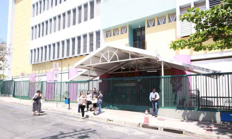 Pais e alunos na porta da escola onde crianças teriam sido vítimas de abusos: suspeito só vai depor depois de todas as testemunhas serem ouvidas(foto: Edésio Ferreira/EM/D.A Press) Pais e alunos na porta da escola onde crianças teriam sido vítimas de abusos: suspeito só vai depor depois de todas as testemunhas serem ouvidas(foto: Edésio Ferreira/EM/D.A Press)