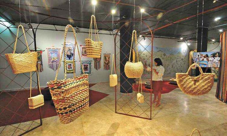 bolsas de palha em exibio na exposio Rumos de Minas
