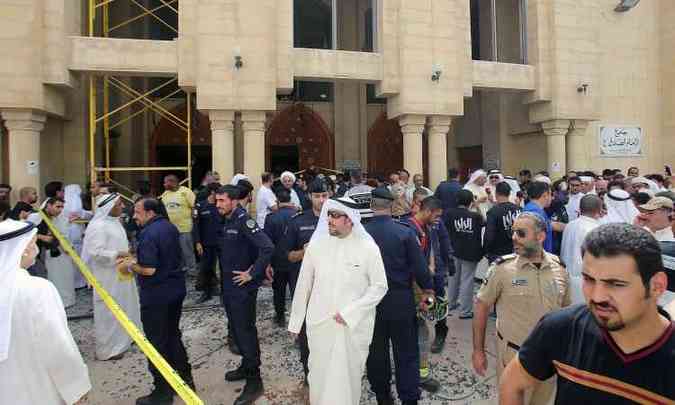 No Kuwait, 25 pessoas morreram em uma exploso em uma mesquita xiita(foto: AFP PHOTO/STR)