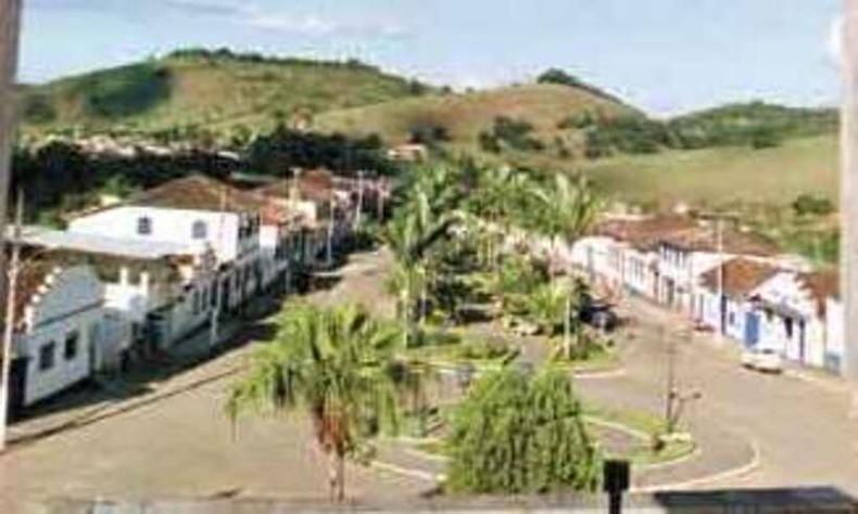 Vista de Santana dos Montes do alto da torre da igreja: cidade de 3.777 habitantes manteve rigor no isolamento em momentos mais cr Vista de Santana dos Montes do alto da torre da igreja: cidade de 3.777 habitantes manteve rigor no isolamento em momentos mais cr