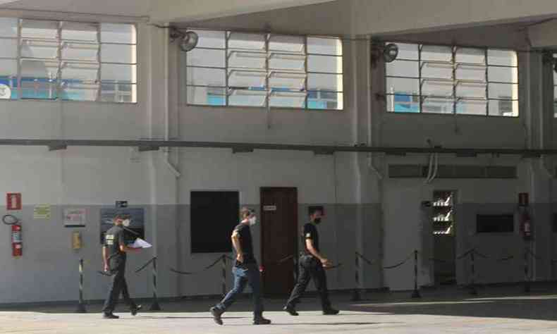 Movimentao de policiais federais em hangar no Aeroporto da Pampulha, em BH(foto: Jair Amaral/EM/DA Press)