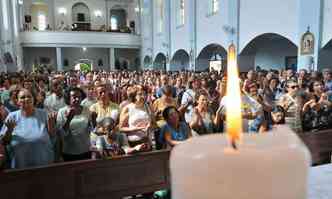 Devotos lotaram o Santurio Arquidiocesano de Nossa Senhora da Conceio, na Lagoinha, onde missas se repetiram ao longo de todo o dia de ontem, de duas em duas horas(foto: Jair Amaral/EM/DA Press)