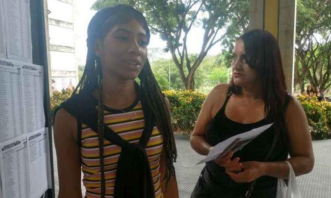 Carolina Silva e sua mãe Antônia Ramos procuram no quadro a indicação do local de prova da jovem, na Fafich(foto: Ramon Lisboa/EM/D.A Press) Carolina Silva e sua mãe Antônia Ramos procuram no quadro a indicação do local de prova da jovem, na Fafich(foto: Ramon Lisboa/EM/D.A Press)