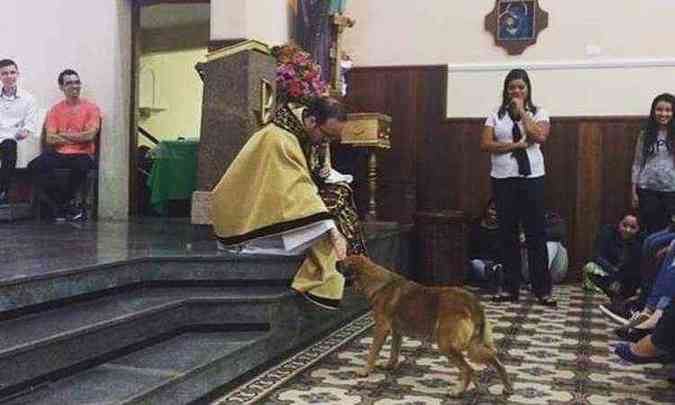 O cachorrinho foi abençoado durante a missa, para espanto de todos(foto: Reprodução do Facebook do Padre Wagner Ruivo)