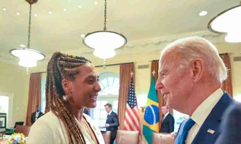 Anielle com o presidente Joe Biden, na ida aos EUA, em fevereiro. Eles olham um para o outro sorrindo.