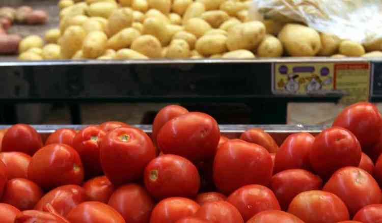 Tomates e batatas em feira.