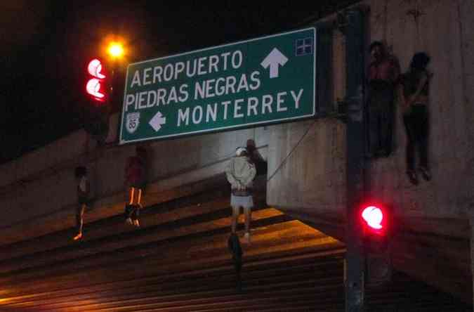 Os nove corpos foram dependurados em um viaduto na cidade de Nuevo Laredo, perto da fronteira com os EUA(foto: RAUL LLAMAS / AFP)