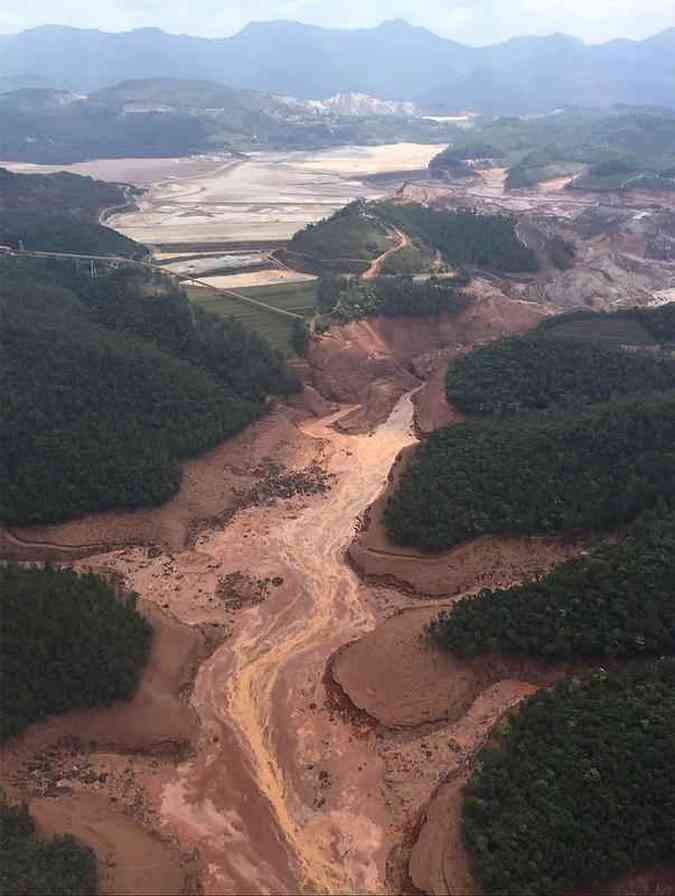Rompimento de barragens de Fundão e Santarém causa enxurrada de lama e destrói o distrito de Bento Rodrigues divulgação/Corpo de Bombeiros
