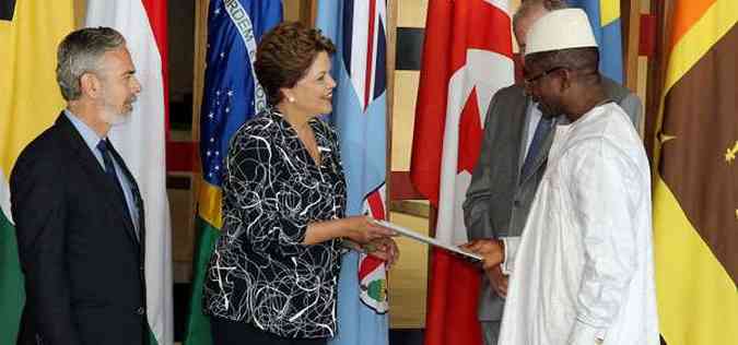 A presidente recebeu as credenciais dos 20 embaixadores em cerimnia nesta quinta-feira no Palcio do Planalto(foto: Roberto Stuckert Filho/Presidncia)