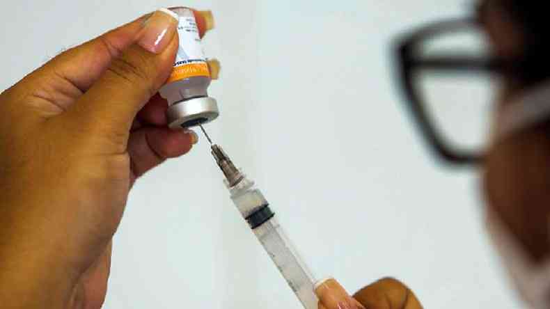 Sem tomar a segunda dose da vacina contra a covid-19, a proteo fica incompleta(foto: Getty Images)