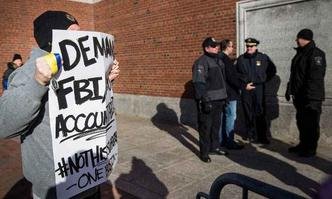 Manifestante exibe cartaz na porta da Corte do Sul de Boston, em Massachusetts(foto: Andrew Burton / GETTY IMAGES NORTH AMERICA / AFP)