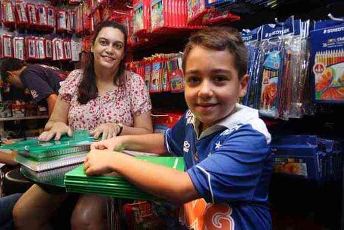 Com gastos de R$ 1mil, Lis de Oliveira prioriza a qualidade e a durabilidade dos itens escolhidos para Gabriel(foto: Edsio Ferreira/EM/D.A Press)