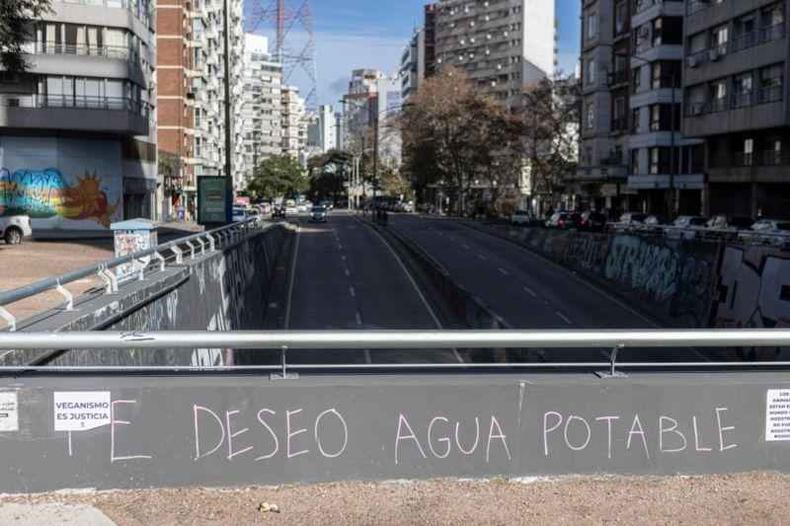 Manifestaes populares pela gua tambm so vistas nas ruas de Montevidu