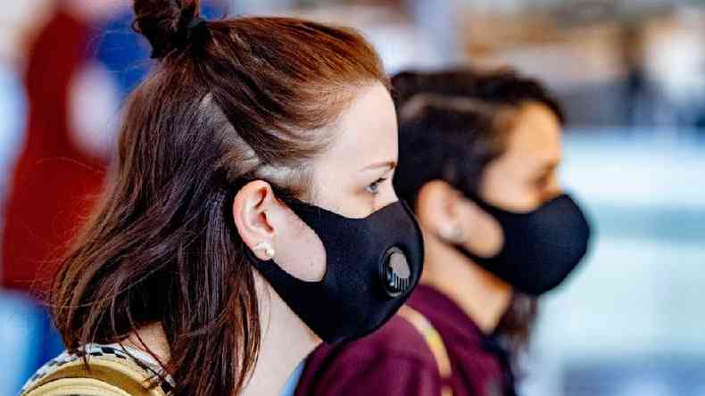 O look de 2020: mscaras que cobrem o rosto so obrigatrias para quem sai de casa(foto: Getty Images)