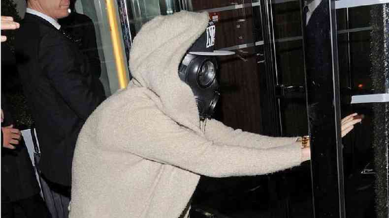 Justin Bieber tentando se esconder atrs de uma mscara(foto: Getty Images)