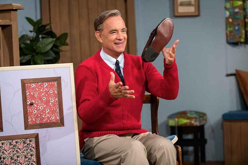 Tom Hanks foi indcado ao Oscar pelo papel de Fred Rogers, o apresentador de TV que era %u201Cherói nacional%u201D, no filme Um lindo dia na vizinhança, em cartaz em BH(foto: Sony Pictures/Divulgação) Tom Hanks foi indcado ao Oscar pelo papel de Fred Rogers, o apresentador de TV que era %u201Cherói nacional%u201D, no filme Um lindo dia na vizinhança, em cartaz em BH(foto: Sony Pictures/Divulgação)