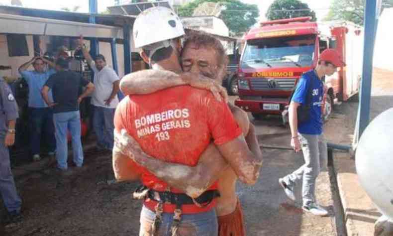 Em 2011, operrio caiu em uma cisterna de 17 metros e foi salvo por um militar da 4 Companhia de Patos de Minas(foto: Aislan Henrique/Divulgao/Corpo de Bombeiros)