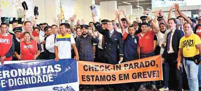 Trabalhadores protestaram dentro dos setores de embarque em Braslia por reajuste retroativo de 11% dos salrios, sem parcelamento(foto: Jos Cruz/Agncia Brasil)